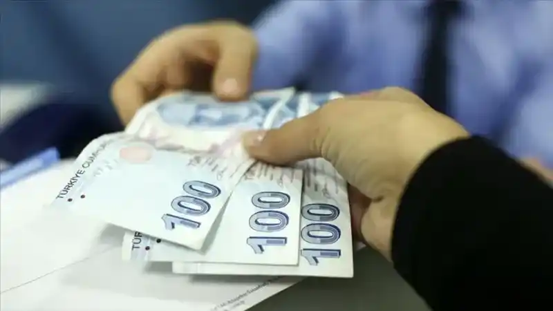 <p>Şubat ayında Meclis gündemine gelen EYT düzenlemesi, 9 Eylül 1999 öncesinde işe girenler için aylık alma imkanı tanıdı. Bu düzenlemeden faydalanan yaklaşık 2 milyon kişi emekli oldu.</p>
<p><strong>Emekli Aylıklarında Artış ve Bayram İkramiyeleri</strong></p>
<p>2023'te en düşük emekli aylığı 30 Mart'ta 5 bin 500 liradan 7 bin 500 liraya yükseldi. Ayrıca, emeklilerin bayram ikramiyeleri 2 bin liraya çıkartıldı.</p>