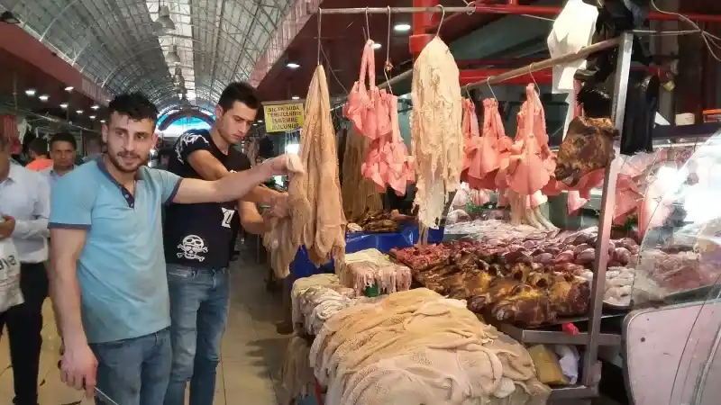 <p>Allah’tan, güneş kurşunlatmayan nispeten serin sayılacak bir mayıs ayında vardım.</p>
<p>Ankara’dan <strong>“Ah neyleyim gönül senin elinden”</strong> diyerek çıkmıştım ama Adana’da <strong>“Avşar Halayı”</strong> ile karşılanmayı beklemiyordum elbette.</p>
<p>Yâr ateşindeki <strong>Ferrahi</strong>’yi ararken sesi geldi: </p>
<p><strong>Ah neyleyim gönül senin elinden<br /> Her zaman ağladım gülemem gayri<br /> Ben bıktım usandım elin dilinden<br /> Terk ettim sılayı dönemem gayrı</strong></p>
<p>Türkü havasına girdiğini görünce, sırrına eremediğim gönlümü payladım.</p>
<p>Çünkü sılaya dönmemek gibi bir lüksüm de yoktu artık…</p>
<p><strong>ÇAPALI, KAZMALI BİR VURUŞMA!</strong></p>
<p>Ağır ağır yürürken anladım ki az gitmişim uz gitmişim arpa boyu yol gitmişim. Soluklanırken;</p>
<p><strong>Adana köprü başı<br /> Otur saraya karşı<br /> Gel beraber gezelim<br /> Dosta düşmana karşı<br /> </strong></p>
<p>Diyerek, bulunduğum zemine, zamana uygun bir türkü tutturdum.</p>
<p><strong>Vur çapayı çapayı / Vur kazmayı kazmayı…</strong></p>
<p>Davetim taraftar bulmadı!</p>