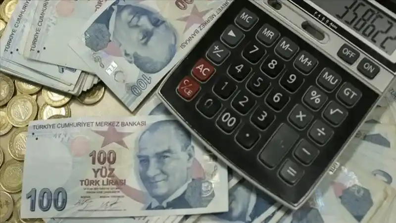 <p>Maktu damga vergisi tutarları da yüzde 58,46 oranında artırıldı. Bu artış, çeşitli işlemlerde kullanılan damga vergilerini etkileyerek maliyetleri artırabilir.</p>
<h3><strong>Defter Tutma Hadleri Yükseldi: 2 Milyon Lirayı Geçen Mükellefler Bilanço Esasına Geçiyor!</strong></h3>
<p>2024 senesinde tutulacak defterler için uygulanacak defter tutma hadleri yükseltildi. Yıllık satış tutarı 2 milyon lirayı aşan mükellefler, 2024 yılı defterlerini bilanço esasına göre tutacak.</p>
<h3><strong>Güncellenen Vergi Cezaları: Fatura ve Fiş Vermeme Cezası 3 Bin 400 Lira!</strong></h3>
<p>Usulsüzlük ve özel usulsüzlük cezaları da güncellendi. Fatura ve fiş vermeme cezası 3 bin 400 liraya çıktı. Fatura düzenleme limiti ise 4 bin 400 liradan 6 bin 900 liraya yükseltildi.</p>
<h3><strong>Gelir Vergisi Yeniden Belirlendi: Yeni Tarifeyle Daha Yüksek Dilimler!</strong></h3>
<p>Gelir Vergisi Kanunu'nda yapılan güncelleme ile gelir vergisi tarifesi değişti. İlk gelir dilimi 70 bin liradan 110 bin liraya, ikinci dilim 150 bin liradan 230 bin liraya, üçüncü dilim 370 bin liradan 580 bin liraya, dördüncü dilim ise 1 milyon 900 bin liradan 3 milyon liraya çıkarıldı.</p>
<h3><strong>Ücret Geliri Üzerinden Yeni Düzenleme: 870 Bin Liraya Kadar Yüzde 27 Vergi!</strong></h3>
<p>Ücret geliri elde edenler için üçüncü dilim 550 bin liradan 870 bin liraya yükseltildi. Yeni tarifeye göre, ücretliler başta olmak üzere tüm gelir vergisi mükellefleri daha geç üst dilimlerden vergi ödeyecek.</p>