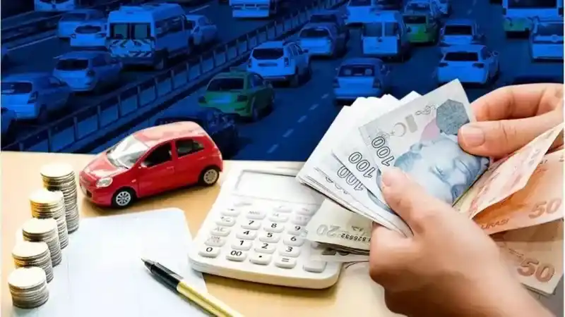 <p>2024 yılına girerken, beraberinde getirdiği yeni düzenlemelerle birlikte Hazine ve Maliye Bakanlığı, vergi, harç ve diğer maktu tutarlarda güncelleme yaptı. Motorlu Taşıtlar Vergisi (MTV) yüzde 58,46 oranında artışla karşılandı. 2023 yılında 1479 lira olan MTV, 2024'te 2 bin 343 lira olarak belirlendi. Ayrıca, 3 bin 323 lira olan MTV de 5 bin 265 lira olarak güncellendi; ancak elektrikli araçlar tarifenin dörtte biri oranında vergi ödeyecek.</p>
<p>Yenilenen tarife kapsamında pasaport ve ehliyet harçları da artış gösterdi. Bir yıl süreli pasaport harcı 2 bin 396,60 lira, üç yıl süreli pasaport harcı 5 bin 558,30 lira, ve üç yıldan uzun süreli pasaport harcı 7 bin 833 lira olarak belirlendi. Sürücü belgesi harçlarında ise A sınıfı için 1308,40 lira, B sınıfı için ise 3 bin 945,40 lira olarak güncellendi.</p>