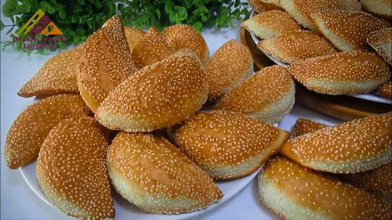 <ol>
<li>İki ayrı kaba süt ve susam koyun. Bezelerin bir tarafını önce süte, daha sonra susama batırın.</li>
<li>Bezeleri elinizle bastırarak ince bir şekilde açın.</li>
<li>Açılan hamuru 4 eşit parçaya bölün.</li>
<li>Kızgın yağa tek tek atıp arkalı önlü kızartın.</li>
<li>Kızaran susamlı pişileri servis tabağına alarak afiyetle tüketin.</li>
</ol>