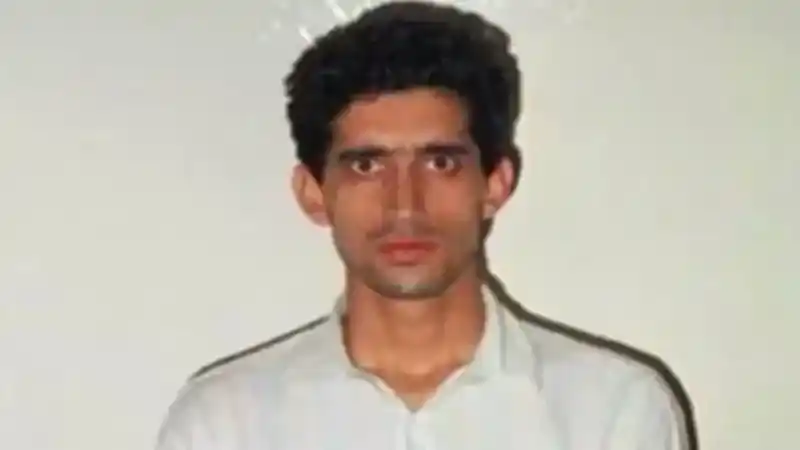 <p>Şakir T.'yi öldürmekten 28 yıl Salih B.'yi öldürmekten 16 yıl hapis cezası aldı aslında toplamda kendi itirafına göre 18 kişiyi öldürmüştü ailesine göre de 40'tan fazla kişiyi öldürmüştü. Ancak mahkemenin elinde net delil bulunan bu iki suçtu.</p>
<p>Yavuz Yapıcıoğlu Cumhuriyet tarihinin en çok cinayet işlemiş Türk seri katiliydi. Cinayet sayısı 18 de olsa 43 de olsa bu sonuç değişmeyecek. Anti-sosyal kişilik bozukluğu olmasına rağmen sonunda hapishanenin yolunu tutması gerekiyordu çünkü bu katil başka türlü zapt edilemezdi.</p>
<p>Yavuz Yapıcıoğlu şu anda da hâlâ hapiste cezasını çekmektedir.</p>
<p></p>