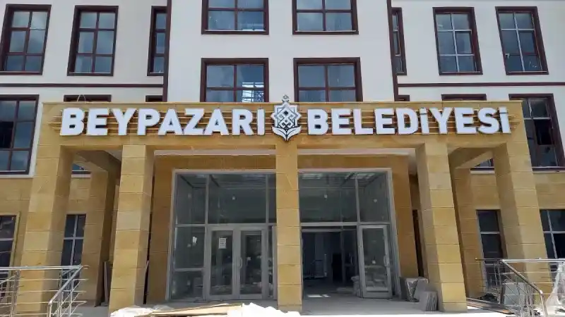 <p>31 Mart seçimleri için geri sayım sürerken AK Parti adaylarını açıklamaya devam ediyor. AK Parti 24 Ocak 2024 Çarşamba günü gerçekleştirilen toplantıyla ilçe başkan adaylarını paylaştı. Yapılan toplantı sonrası Ankara ilçe belediye başkan adayları netleşti. AK Parti Ankara Beypazarı Belediye Başkan Adayı kim oldu? İşte detaylar…</p>