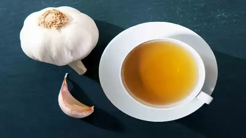 <p>Bu çay, sarımsağın içeriğinde bulunan yüksek oranda vitamin ve minareller sayesinde bu soğuk kış günlerinde bağışıklığınızı güçlendirir. Üstelik başta enfeksiyona bağlı hastalıklar olmak üzere birçok hastlığın tedavisinde de mutlaka tüketilmesi önerilir. Kalp ve damar sağlığında en önemli rolü üstlenen sarımsak araştırmalara göre, kalp krizi riskini en aza indirir. Hatta Alzheimer ve kanser gibi tedavisi zor olan hastalıkların oluşmasını önlediği de bilinir. </p>
<p><strong>Çok yüksek antioksidan özelliği ile de vücuttaki toksin maddeleri atmaya yardımcı olarak yağ yakımını ciddi oranda hızlandırır.</strong></p>
<p><strong>SARIMSAKLI ÇAYI KİMLERİN TÜKETEBİLECEĞİNİ ÖĞRENMEK İÇİN DİĞER SAYFAYA TIKLAYINIZ&gt;&gt;&gt;</strong></p>
