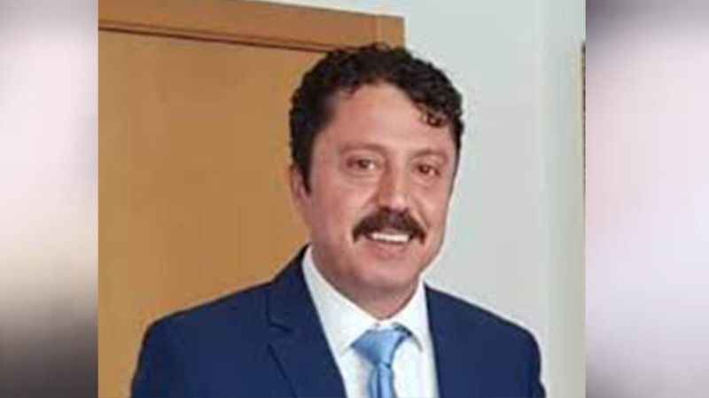 <h3>CHP BEYPAZARI BELEDİYE BAŞKAN ADAYI ÖZER KASAP KİMDİR?</h3>
<p>Özer Kasap 1973 yılında, Beypazarı’nda doğdu. İlköğrenimini Beypazarı İstiklal İlkokulu’nda tamamlayan Kasap ortaöğrenimine Devlet Parasız Yatılı sınavıyla kazandığı Ankara Atatürk Lisesi’nde devam etmiştir. Lise eğitimini Ankara Cumhuriyet Lisesi’nde tamamlayarak 1991 yılında 19 Mayıs Üniversitesi Tıp Fakültesi’ne başlamıştır.<br />İlk olarak Bolu’ya atanan Kasap, daha sonra sırasıyla Beypazarı Sağlık Grup Başkan Yardımcılığı, Beypazarı Devlet Hastanesi Başhekim Yardımcılığı, Beypazarı İlçe Sağlık Müdürü ve Toplum Sağlığı Merkezi Sorumlu Hekimi görevlerini üstlenmiştir.</p>
<p>Kasap, part-time işyeri hekimliği faaliyetlerinde de bulunmuştur. Beyter Beypazarı (Dutlu-Tahtalı) Kaplıcaları, Çayırhan Park Termik, Beypazarı Belediyesi, Koyunağılı Adularya A.Ş., Bakpiliç Entegre Tesisleri ve Ciner Taşımacılık’ta işyeri hekimliği yapmıştır..</p>
<p>Sağlık Bakanlığı Görevli Tıp Hekimi ve Başhekim Yardımcısı unvanlarıyla beş kez Suudi Arabistan’da ve Sağlık Bakanlığı Sahra Hastanesi Başhekimi unvanıyla bir kez Somali’de görev almıştır.</p>
<p>Kasap evli ve iki çocuk babasıdır.</p>