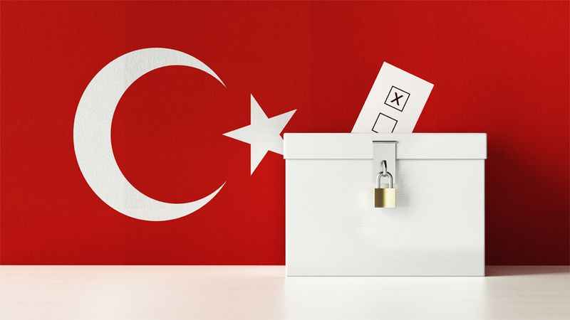 <p><span>Ankara'da Büyükşehir Belediye Başkan adayları, merkez ilçe belediye başkan adayları ile il genel meclisi ve belediye meclis üyeliklerine dair listeler, sabahın erken saatlerinde Ankara İl Seçim Kurulu Başkanlığı binasına asıldı. Buna göre, Ankara Büyükşehir Belediye Başkanlığı için 19 siyasi parti adayı ve 5 bağımsız aday yarışacak.</span></p>