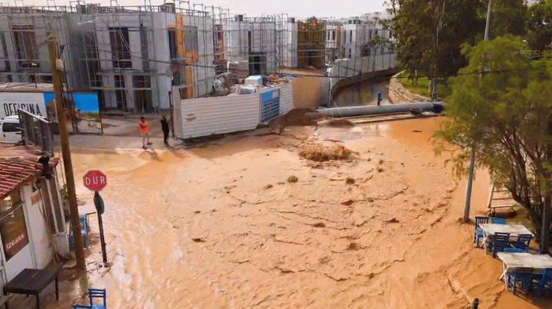 Bodrum'da içme suyu isale hattı patladı: Yol sular altında kaldı