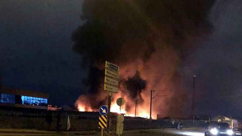 <p>Yangın Ankara'da bulunan Sincan Organize Sanayi Bölgesi'nde, Ahi Evran Mahallesi'ndeki 236'ncı Sokak'ta meydana geldi. İlk olarak çöp konteynerinde başlayan ve daha sonra palet fabrikasına sıçrayan yangının büyümesi üzerine, olay yerine ekipler sevk edildi. Bitişikte bulunan inşaat malzemeleri üreten bir fabrikaya da sıçrayan yangının kontrol altına alınması için Etimesgut, Yenimahalle ve Merkez İtfaiye istasyonlarından çok sayıda destek ekibi yönlendirildi. Yangın, itfaiye ekiplerinin 1 saatlik müdahalesi sonucunda söndürüldü. Ancak, müdahalenin gecikmesi nedeniyle 2 fabrika kullanılamaz hale geldi. İş makineleri ve malzemeler de yangın nedeniyle zarar gördü.</p>
<p>Yangının çıkış sebebi olarak çevredeki esnafların konteynerin ateşe verildiği yönündeki iddialar üzerine, kundaklama şüphesiyle soruşturma başlatıldı.</p>