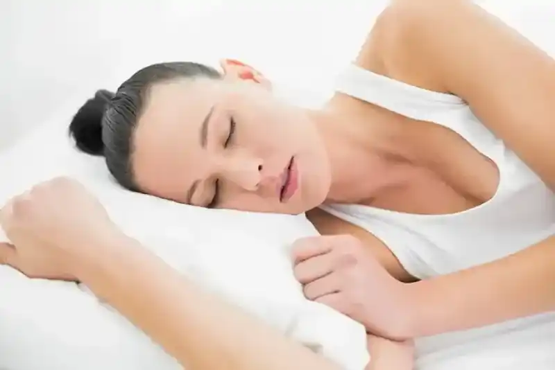 <p>Saçınızın kırılmasını, elektriklenmesini ve kurumasını engellemek için saçınızı uyurken toplamaya ya da örmeye özen gösterin.</p>
<p><strong>DİĞER SAYFAYA GEÇİNİZ&gt;&gt;&gt;</strong></p>