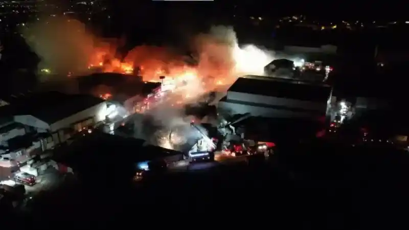 <p>Aksi halde bu kanser yapıcı kirleticilerden etkilenen itfaiyecilerin sağlıkları ciddi anlamda risk altına girer. Geri dönüşüm tesislerinin her biri yangın riski taşıyan tesislerdir. Sağlık ve çevre üzerinde verdiği zarar ilgili firmadan tanzim edilmelidir. Yangın önlemleri almayan hiçbir geri dönüşüm tesisi çalışmamalı. Yangın söndürmeyle ilgili gerekli önlemleri almayan geri dönüşüm tesisleri derhal kapatılmalı."</p>
<p><strong>DİĞER SAYFAYA GEÇİNİZ&gt;&gt;&gt;</strong></p>
