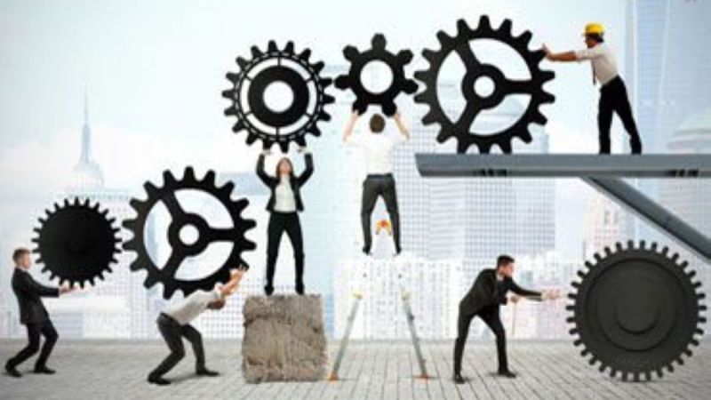 <p>Türkiye tam bir aile şirketi cenneti! Ortak Akıl Danışmanlık Kurucusu, CEO’su ve aile şirketleri uzmanı Dr. Yılmaz Sönmez’e göre:</p>
<ul>
<li>Aile şirketleri Türkiye’deki tüm şirketlerin yaklaşık yüzde 95’ini, halka açık şirketlerin ise yüzde 75’ini oluşturuyor…</li>
<li>Milli gelirin yaklaşık yüzde 90’ında ve istihdamın yüzde 78’inde aile şirketlerinin imzası bulunuyor…</li>
<li>Türkiye’nin ihracat şampiyonu şirketlerinin yaklaşık yüzde 60’ı aile şirketleri olup, bunlar toplam ihracatın yüzde 30’unu tek başlarına gerçekleştiriyor…</li>
<li>En zengin 10 kişinin 9’u aile şirketi üyesi…</li>
</ul>