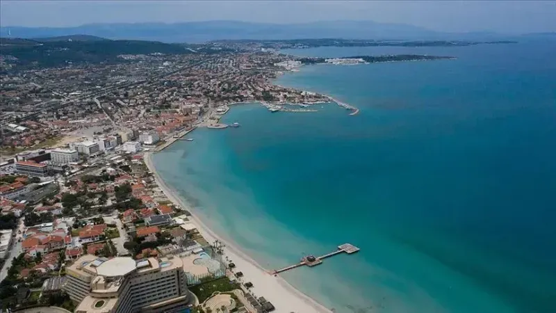 <h3>Marmaris</h3>
<ul>
<li><strong>Ekonomik Konaklama:</strong> 2 kişi 1 çocuk için 5 gecelik konaklama fiyatları ortalama 14 bin liradan başlıyor.</li>
<li><strong>Butik Oteller:</strong> Oda kahvaltı seçeneği ile 2 kişi 5 gece için butik otellerde konaklama fiyatları ortalama 30 bin lirayı buluyor.</li>
<li><strong>Lüks Oteller:</strong> En lüks otelde 5 gece konaklama fiyatı 340 bin liraya kadar çıkıyor.</li>
</ul>