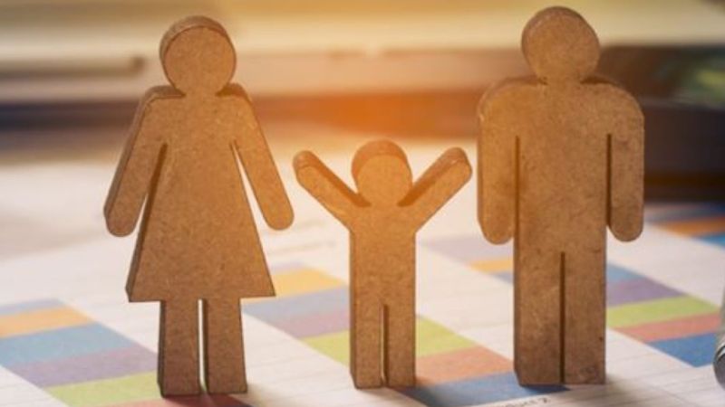 <p>Aile şirketleri ülkemizde uzun ömürlü olamıyor. Ortalama ömür 25-30 yıl… Dünyada bin yaşından büyük şirketler varken Türkiye’de 150 yıllık şirket bulmak zor. Bu yüzden her 10 aile şirketinden sadece 3’ü ikinci kuşağa kalabiliyor. Bu yüzden, “Aile şirketleri 2024’ü ‘Dönüşüm Yılı” ilan etmeli…</p>