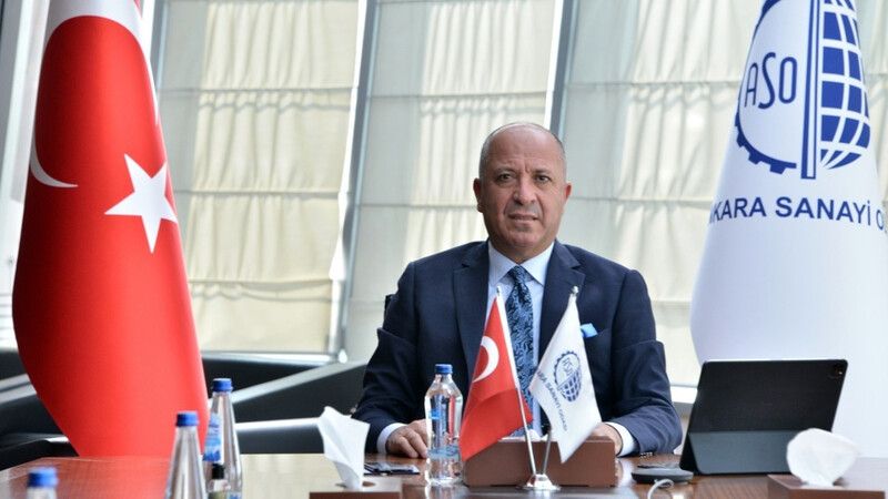 <p>Türkiye'deki şirketlerin yüzde 95'i aile şirketi olunca konuya kafa yormak kaçınılmaz oluyor.</p>
<p>Ankara Sanayi Odası (ASO) Başkanı Seyit Ardıç, Başkan Yardımcısı olduğu dönemde Quality Line Eğitim ve Danışmanlık Hizmetleri işbirliğine hazırlanan “Aile Şirketlerinin Kurumsallaşması ve Aile Anayasası Rehberi” için düzenlenen toplantıda yaptığı konuşmada demişti ki, “Ülkemizde aile şirketleri, milli gelirin yaklaşık yüzde 90'ını üretmekte, istihdam, vergi, üretim ve dış ticaret alanları başta olmak üzere, Türkiye'nin kalkınmasına çok büyük katkı sağlamaktadır… Bu itibarla, ekonomimizin bu önemli aktörlerinin sürdürülebilir büyüme ve kurumsallaşma yönünde desteklenmesi gerektiği aşikardır. Aile şirketlerinin kurumsallaşması, aile ve şirket ilişkilerinin düzenlenmesi ile gelecek nesillere aktarılmasında ise Aile Anayasası ön plana çıkmaktadır.”</p>
