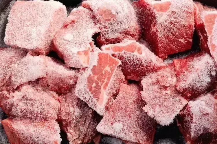 <h3>KALBİ DESTEKLER VE KOLESTEROLÜ DENGELER</h3>
<p>Kuyruk yağında bulunan bazı doymuş yağ asitleri, doğru miktarda tüketildiğinde kalp sağlığını destekleyebilir. Özellikle Omega-3 ve Omega-6 yağ asitleri, kalp ve damar sağlığı için büyük önem taşır. Bu yağ asitleri, iltihaplanmayı azaltarak kalp hastalığı riskini düşürebilir ve kan basıncını düzenleyebilir.</p>
<p>Bazı araştırmalar, kuyruk yağının HDL (iyi) kolesterolü artırmaya yardımcı olabileceğini göstermektedir. Bu durum, kalp ve damar sağlığını korumada önemli bir rol oynar. Ancak, aşırı tüketimden kaçınılması gerektiği unutulmamalıdır. Doğru miktarda ve dengeli bir şekilde tüketildiğinde, kuyruk yağı kalp sağlığınızı desteklerken kolesterol seviyelerini de dengeleyebilir.</p>