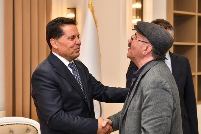 <p>Esenyurt Belediye Başkanı Ahmet Özer, AK Parti Grup Başkanvekili Togay Çoban'ın belediyeye akrabalarını işe alıp almadığına dair sorusuna şunları söyledi:</p>
<blockquote>
<p>"Nasıl yöneteceğimi ben bilirim. Kimseye soracak halim yok."</p>
</blockquote>
<p>Bu cevabın ardından, hangi akrabasını işe aldığını açıklayarak devam etti.</p>
<p>Özer, yanıtında ne kızının, ne kız kardeşinin, ne de oğlunun belediyede çalışmadığını belirterek, böyle bir durumun <strong>kendi istemediğ</strong>i bir şey olduğunu vurguladı. Ancak, cümlelerinin devamında kayınbiraderinin belediyede çalıştığını kabul etti ve şunları söyledi:</p>
<blockquote>
<p>O alanda başka birini bulamadığım için orada çalışıyor," </p>
</blockquote>