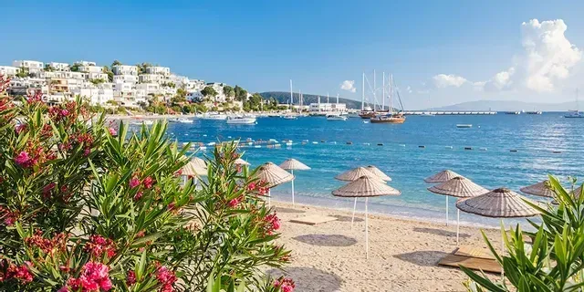 <p>Kurban Bayramı tatilinin 9 güne uzatılması, otel rezervasyonlarında büyük artışa neden oldu. Tatilini turistik beldelerde geçirmek isteyenler, en çok Antalya, Alanya, Kemer, Side ve Bodrum'u tercih ediyor. Tatilseverler, her şey dahil otellere yoğun ilgi gösterirken, bungalovlar, apart oteller ve pansiyonlar için de aramalar yapıyor.</p>
