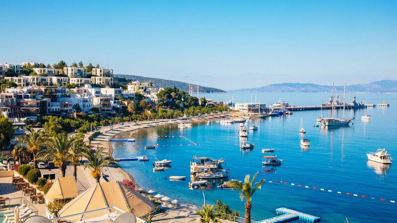 <p>9 günlük Kurban Bayramı tatil dönemi için konaklama fiyatları araştırılıyor. Online rezervasyon sitelerinden derlenen bilgilere göre, tatil bölgelerinde uygun fiyatlı 5 gecelik konaklama <strong>2 kişi 1 çocuk için 11 bin</strong> liradan başlıyor. En lüks otellerde ise bu fiyatlar<strong> 500 bin lirayı</strong> aşıyor. Tatilciler, bütçelerine ve tercih ettikleri konfor seviyesine göre geniş bir yelpazede konaklama seçenekleri bulabiliyor.</p>