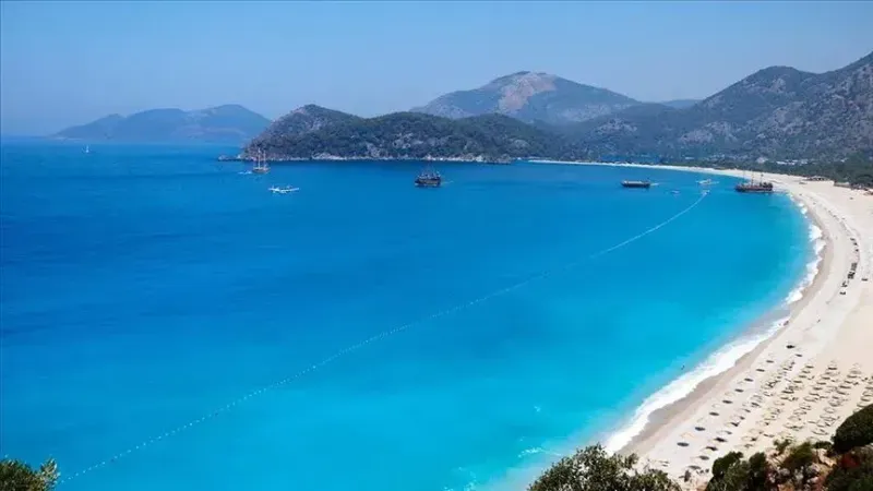 <h3>Çeşme</h3>
<ul>
<li><strong>Uygun Fiyatlı Pansiyonlar:</strong> 2 kişi 1 çocuk için 5 gecelik konaklama fiyatı 17 bin 500 liradan başlıyor.</li>
<li><strong>Lüks Oteller:</strong> Bölgenin en pahalı otellerinde konaklama fiyatı 168 bin liraya kadar çıkıyor.</li>
</ul>
<h3>Fethiye</h3>
<ul>
<li><strong>Ekonomik Konaklama:</strong> 5 gecelik konaklama fiyatı 14 bin liradan başlıyor.</li>
<li><strong>Lüks Oteller:</strong> En lüks otellerde 5 gece konaklama fiyatı 300 bin lirayı aşıyor.</li>
</ul>
<h3>Mersin</h3>
<ul>
<li><strong>Uygun Fiyatlı Oteller:</strong> 5 gecelik konaklama fiyatı 14 bin liradan başlıyor.</li>
<li><strong>Lüks Oteller:</strong> Lüks otellerde 5 gece konaklama fiyatı ortalama 60 bin lira bandında.</li>
</ul>