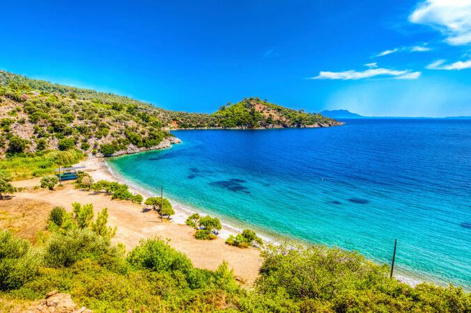 <h3>Antalya</h3>
<ul>
<li><strong>Uygun Fiyatlı Konaklama:</strong> 2 kişi 1 çocuk için 5 gecelik konaklama fiyatı ortalama 11 bin liradan başlıyor.</li>
<li><strong>Denize Sıfır Oteller:</strong> Bu otellerde konaklamak isteyenler için fiyatlar ortalama 25 bin liradan başlıyor.</li>
<li><strong>Ultra Lüks Oteller:</strong> En lüks otellerde 5 gece konaklama ise 500 bin lirayı aşabiliyor.</li>
</ul>