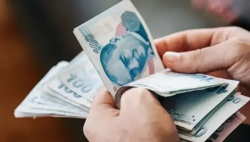<p><strong>Yeni Maaş Sistemi Nasıl İşleyecek?</strong></p>
<p>Yeni düzenlemeyle emekli maaşlarının hesaplama yönteminde sadeleşmeye gidilmesi planlanıyor. Emekli maaşları artık, prim gün sayısına ve çalışma süresine daha doğrudan bağlı olacak. Bu, emeklilere yönelik adaletsizliği azaltmayı ve çok çalışanların daha yüksek maaşlar almasını sağlamayı hedefliyor. Ayrıca, yıllık enflasyon oranlarına dayalı maaş artışları yerine, her ay önceki ayın enflasyonu dikkate alınarak aylık artış yapılması öneriliyor. Bu uygulama, maaşların enflasyon karşısında erimesini engellemeyi ve daha istikrarlı maaş artışları sağlamayı amaçlıyor.</p>