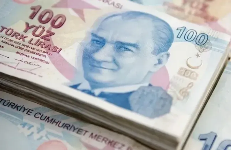 <p><span>Türkiye'de emekli maaşları, karmaşık bir hesaplama sistemine dayanıyor. Emekli maaşı, sigortalının prim gün sayısı, aylık bağlama oranları, önceki yılın enflasyon oranı ve ekonomik büyüme verileri gibi birçok değişkene bağlı olarak hesaplanıyor. Bu karmaşıklık, emekli maaşlarının dönemler arasında büyük farklılıklar göstermesine neden olabiliyor. Örneğin, 2022 yılında emekli maaşı talep edenler, 2021’de emekli olanlara göre yaklaşık yüzde 17 daha yüksek maaş almıştı.</span></p>