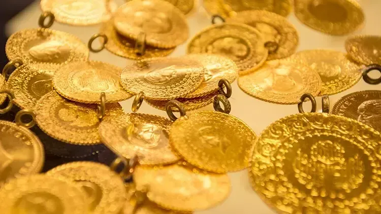 <p>Altın piyasasında da önemli gelişmeler yaşandığını belirten İslam Memiş, ons altının ABD verileri sonrası 2530 dolara kadar yükseldiğini ancak haftayı 2485 dolara kadar gerileyerek kapattığını ifade etti.</p>
