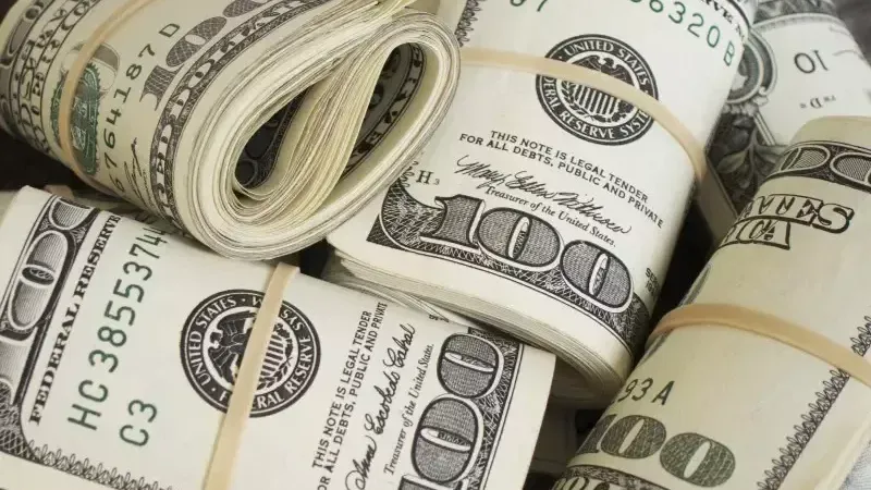 <p>Dolar/TL kuruna da değinen Memiş, doların geçtiğimiz haftayı 33.97 TL’den kapattığını hatırlatarak, emtia piyasalarındaki düşüş beklentisinin devam ettiğini belirtti. Ayrıca, Euro/dolar paritesinin 1.0950-1.1150 bandında hareket edeceğini ve bu süreçte kademeli alım fırsatlarının değerlendirilebileceğini söyledi.</p>