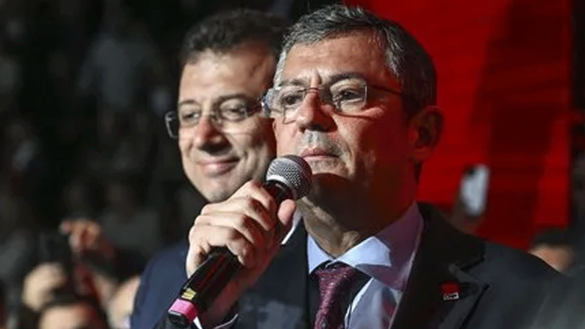 <p>Hürriyet yazarı Abdulkadir Selvi, bugünkü köşe yazısında Yavaş’ın “fitne ateşi” uyarısına geniş yer ayırdı. Selvi, kurultayın beklendiği gibi coşkulu geçmediğini ve parti içinde bir gerginliğin olduğunu belirterek, “CHP’nin cumhurbaşkanı adayı kim olsun diye bir plan yapılmış. Ekrem İmamoğlu dillere destan bir konuşma yapacak, Mansur Yavaş ise yetersiz kalacak. Böylece partililere ‘İmamoğlu ile kazanırız, Yavaş bu işi kıvıramaz’ mesajı verilmiş olacak. Mansur Yavaş fitne ateşi dedi ama işin özü Mansur Yavaş’a bir kumpas kurulmuş. ifadelerini kullandı.</p>
<p>Selvi, Yavaş’ın fitne ateşi açıklamasıyla bir kumpasa dikkat çektiğini belirterek, yazısını çarpıcı bir soruyla bitirdi: “Şimdi geliyor on puanlık uzmanlık sorusu, fitneci kim?”</p>