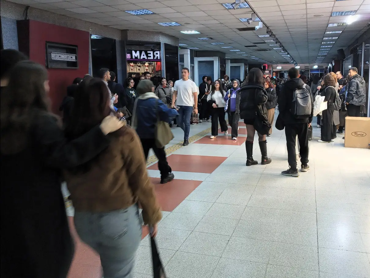 Ahmet Ümit Imza Günü Kızılay Metro Kitap Fuarı (4)