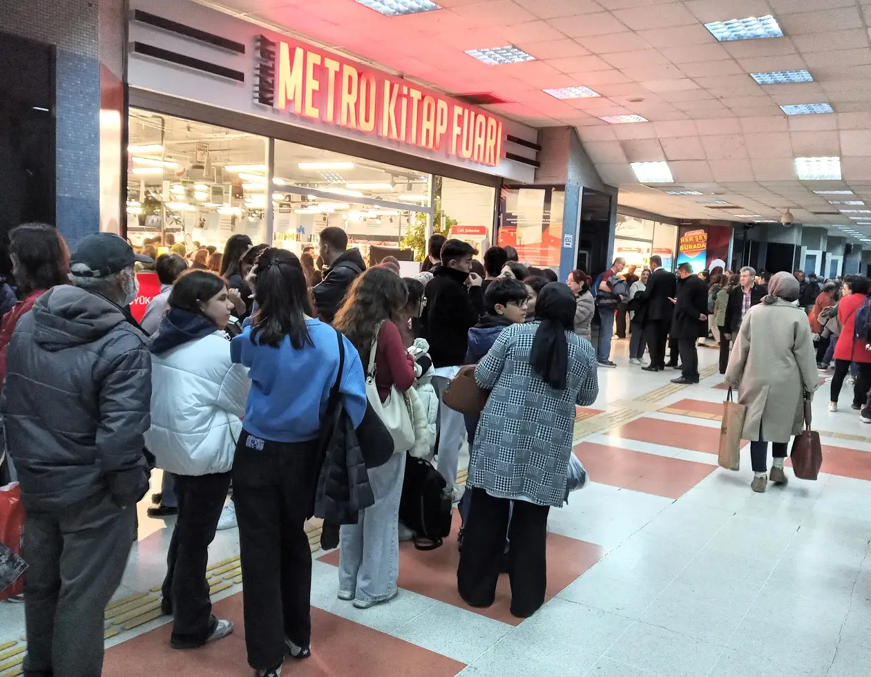 Ahmet Ümit Imza Günü Kızılay Metro Kitap Fuarı (5)