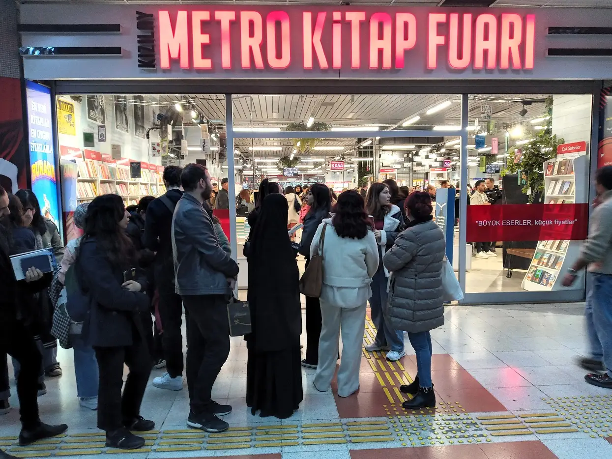 Ahmet Ümit Imza Günü Kızılay Metro Kitap Fuarı (6)