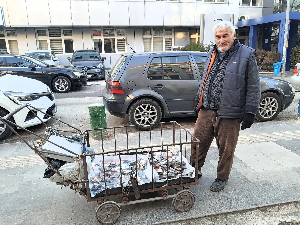 Kırşehirli Seyyar Sokak Satıcısı Işportacı Müzik Kaseti Karanfil Sokak (2)