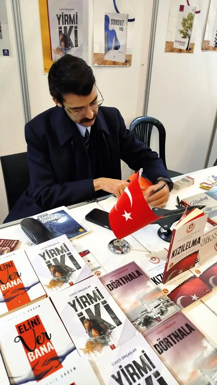 Kızılelma Kitabının Yazarı Gürkan Danık Ankara Kitap Fuarı (1)