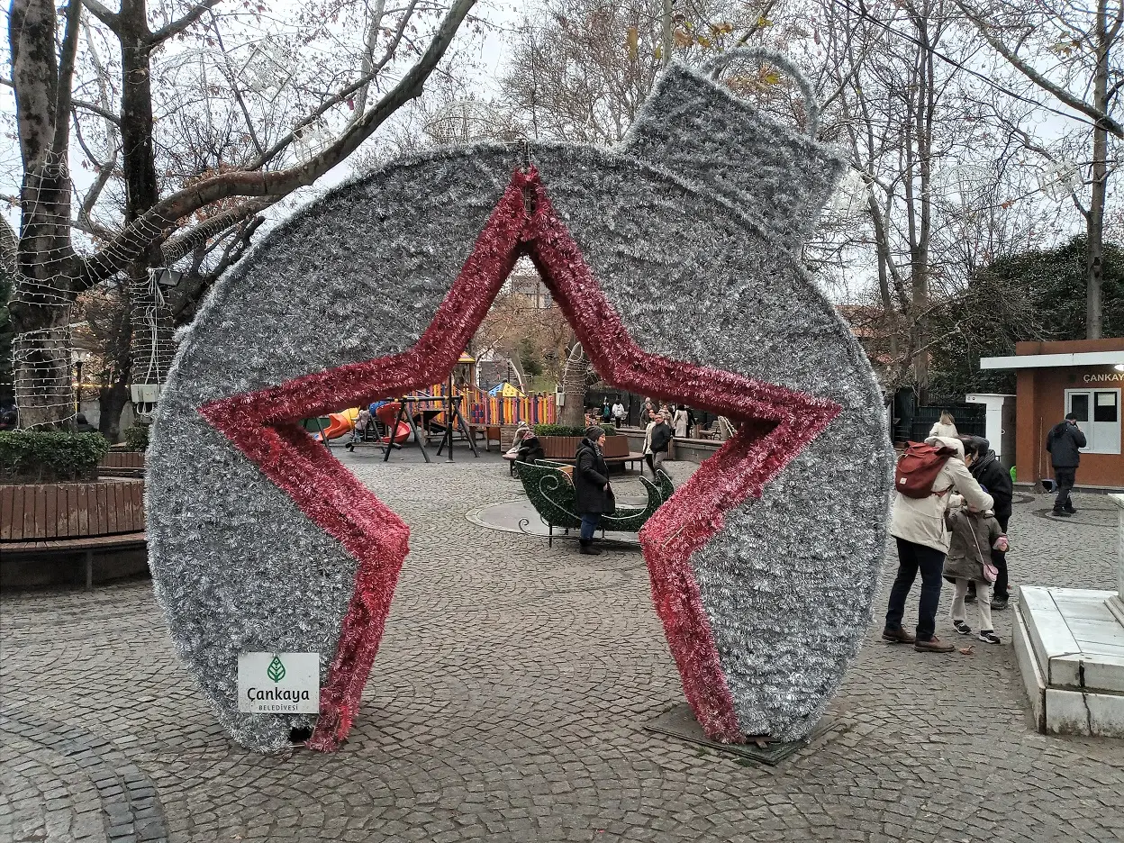 Yeni Yıl Yılbaşı Tunalıhilmi Kuğulupark Noel Baba Ren Geyiği Kızak (3)