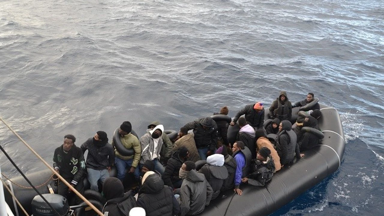 Izmir Aciklarinda 32 Duzensiz Gocmen Yakalandi 29U Kurtarildi