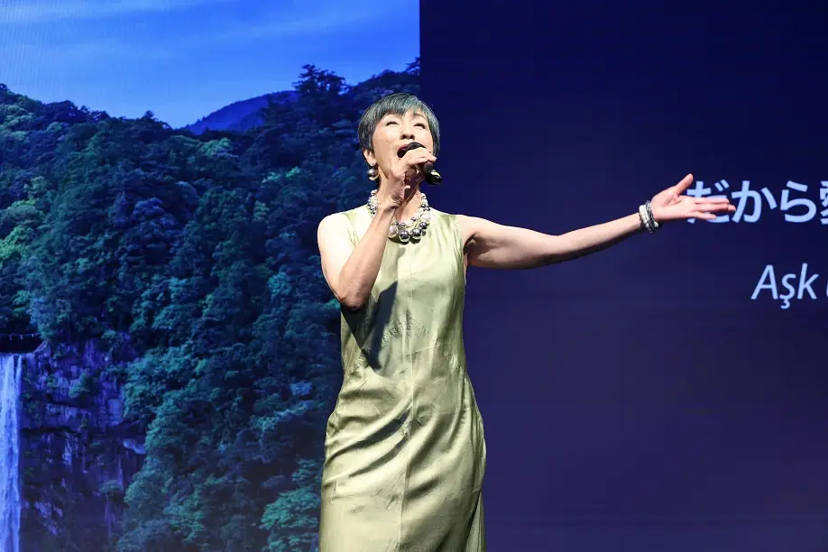 Ana All Nippon Airways Mayo Shono Gala (3)