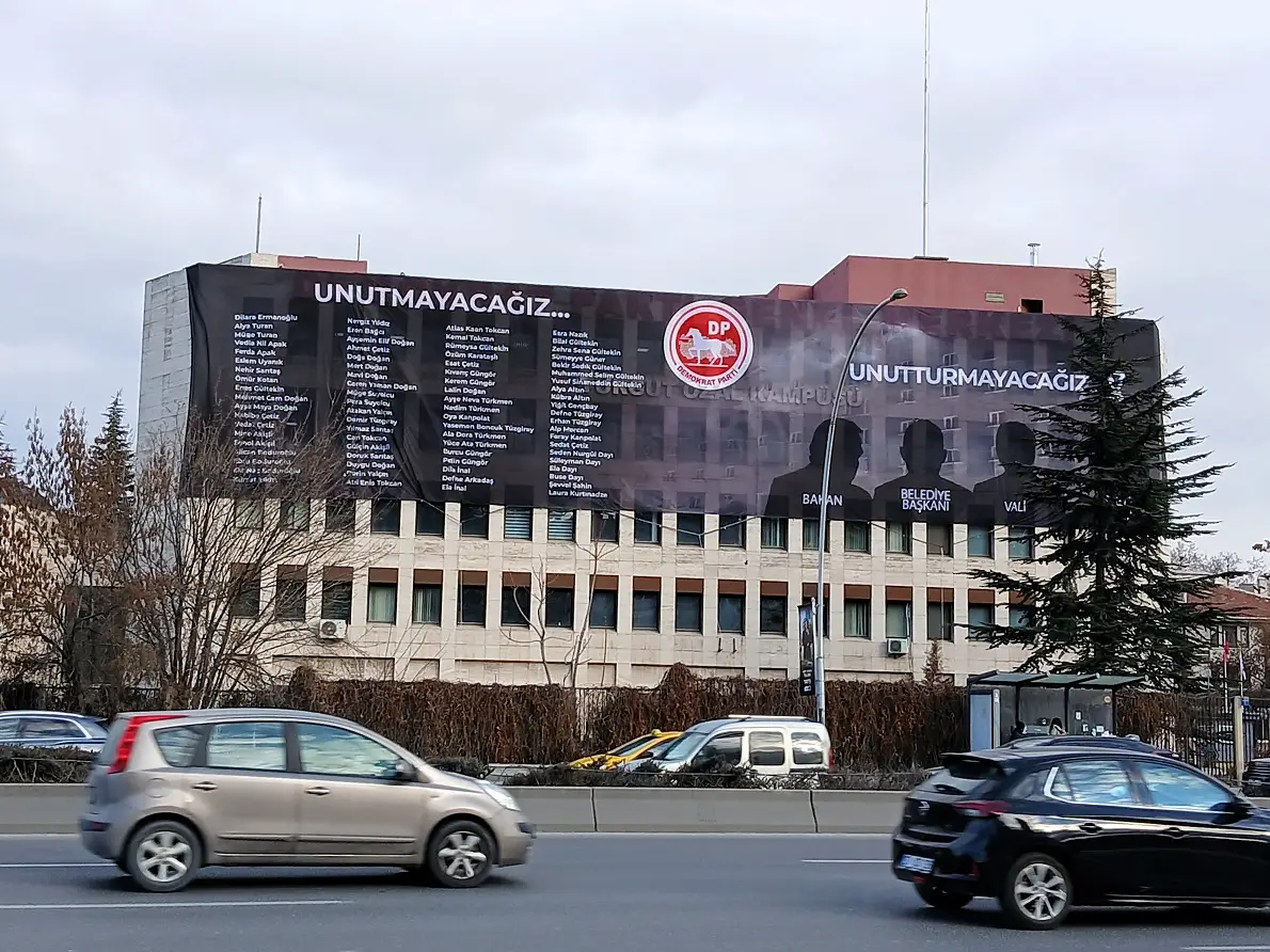 Dp Demokrat Parti Genel Merkez Bolu Kartalkaya Kayak Merkezi Yangın Afiş Balgat (2)