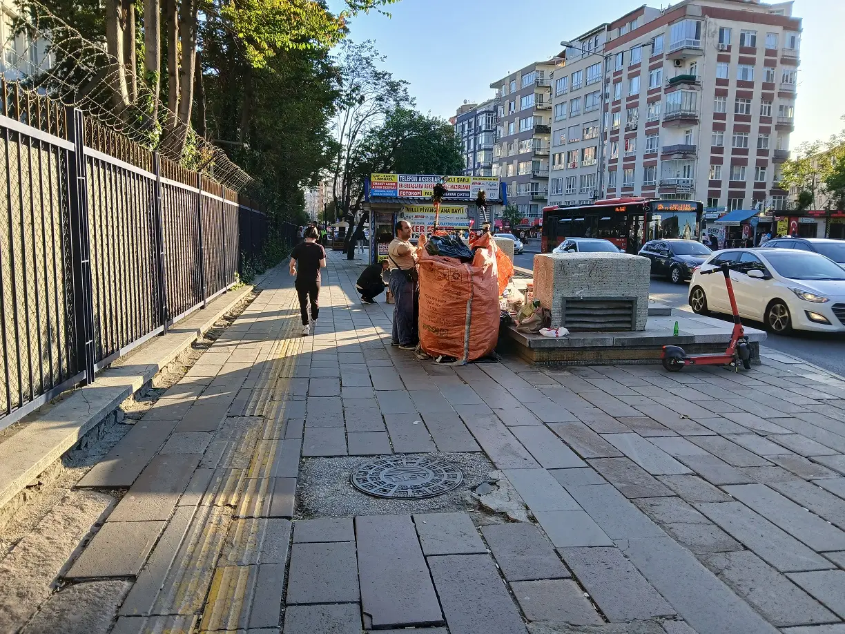 Dikimevi Kaldırım Tretuar Ankaray Çuval Toplayıcılar Atık Malzeme (1)