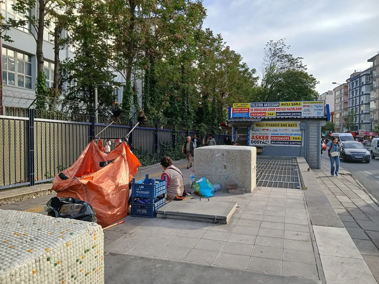 Dikimevi Kaldırım Tretuar Ankaray Çuval Toplayıcılar Atık Malzeme (2)