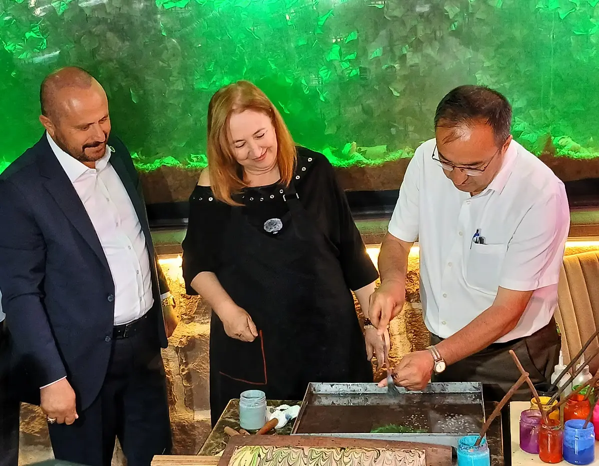 Ayşegül Akyürek Ebru Sanatçısı Neşe Çay Evi Hamamarkası Kültür Sanat Isa Yalçın