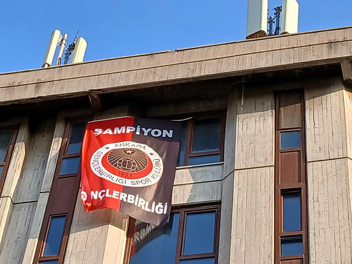 Gençlerbirliği Spor Kulübü Flama Bayrak Şehit Teğmen Kalmaz Kırmızı Kara (1)