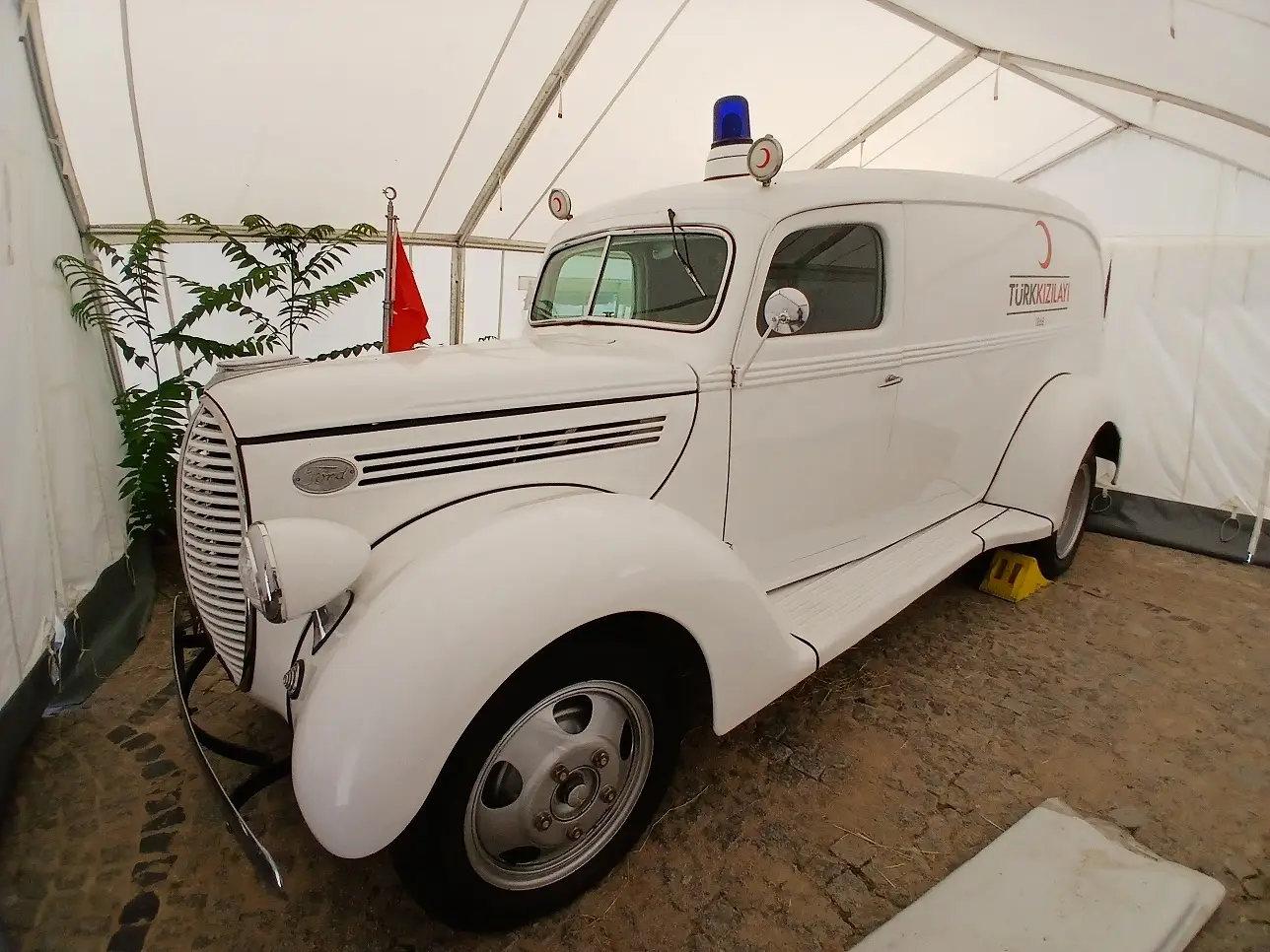 Kızılay Ford Truck Ambulans Nostaljik Sağlık Renda Köşkü (1)-1