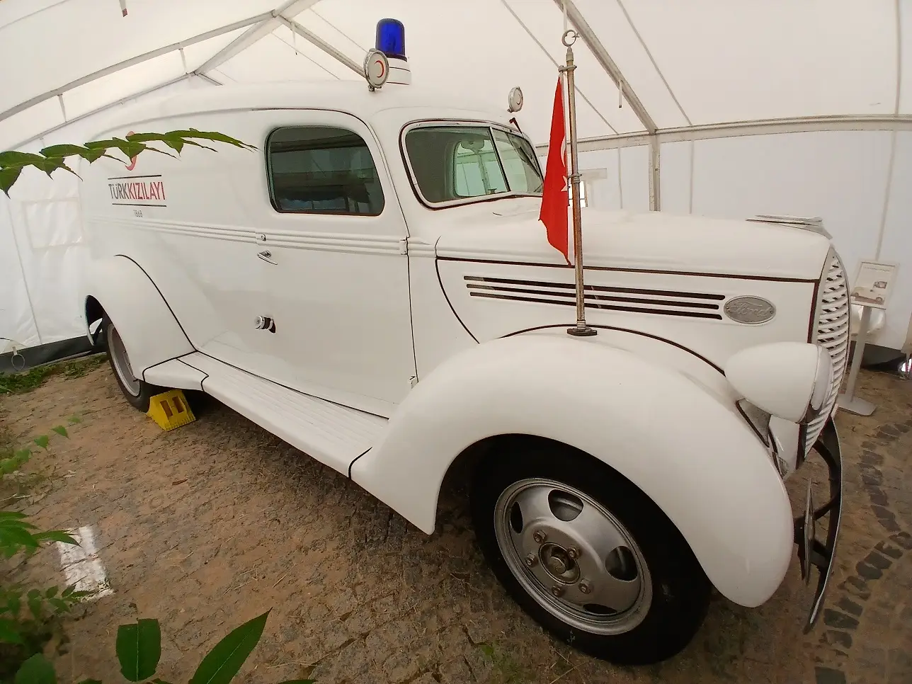 Kızılay Ford Truck Ambulans Nostaljik Sağlık Renda Köşkü (4)-1