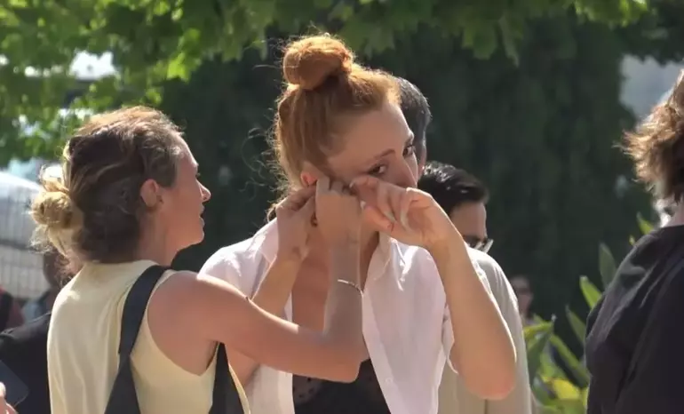 Sınava Sütyenle Gelen Kız