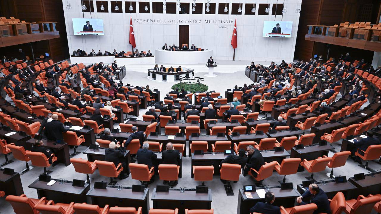 ALİ MAHİR BAŞARIR ZİRVEDE
Araştırma sonuçlarına göre CHP Mersin Milletvekili Ali Mahir Başarır, hem tanınırlık hem de beğeni oranında ilk sırayı aldı. Başarır’ı sırasıyla Cemal Enginyurt ve AK Parti Sözcüsü Ömer Çelik izledi.
Son dönemde TBMM’deki çıkışları ve televizyon programlarındaki açıklamalarıyla gündeme gelen Ali Mahir Başarır, ankette yüzde 15,6’lık oranla Türkiye’nin en beğenilen milletvekili seçildi.