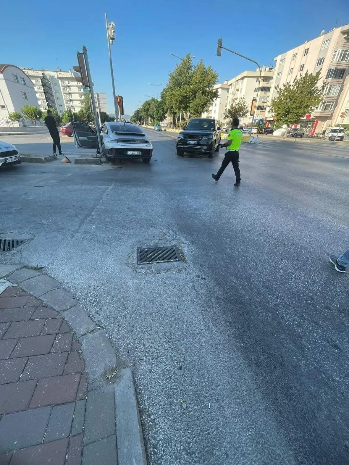 Chp Istanbul Milletvekili Ilgezdi Canakkalede Trafik Kazasi Gecirdi 20250707 A W492335