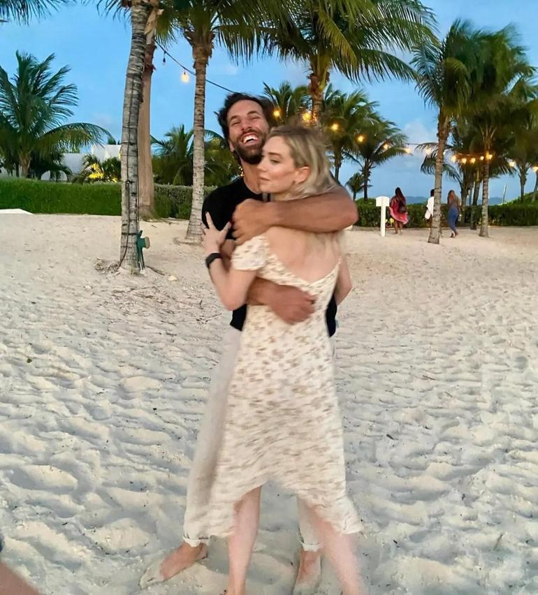 Vanessa Kirby E S İ