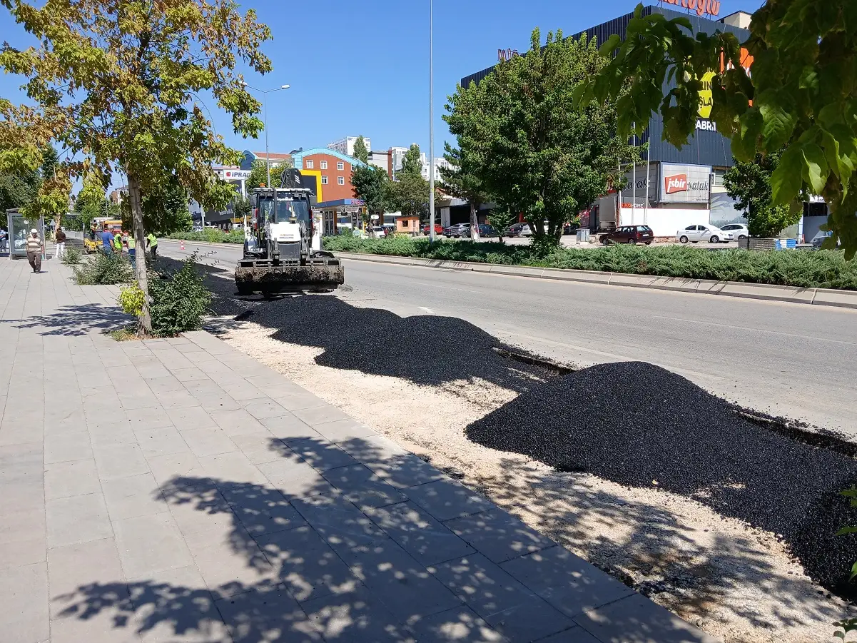 Mamak Plevne Caddesi Ankara Büyükşehir Belediyesi Asfalt Ekibi (2)