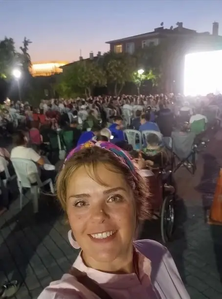 Mebusevleri Muhtarı Sultan Eda Uluyurt Yılmaz Güney Sahnesi Bahçesi Aile Arasında Sinema Filmi (2)